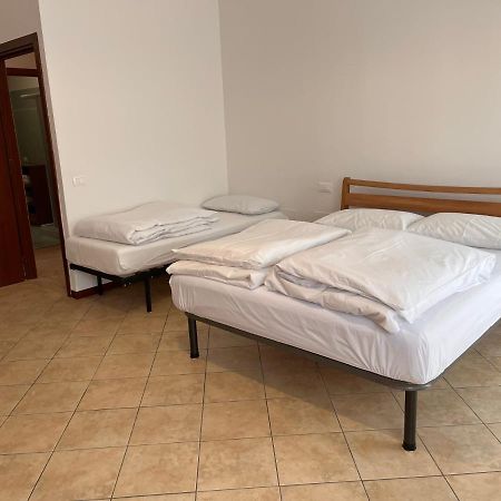 Sebino 11 Apartment Peschiera del Garda Bagian luar foto