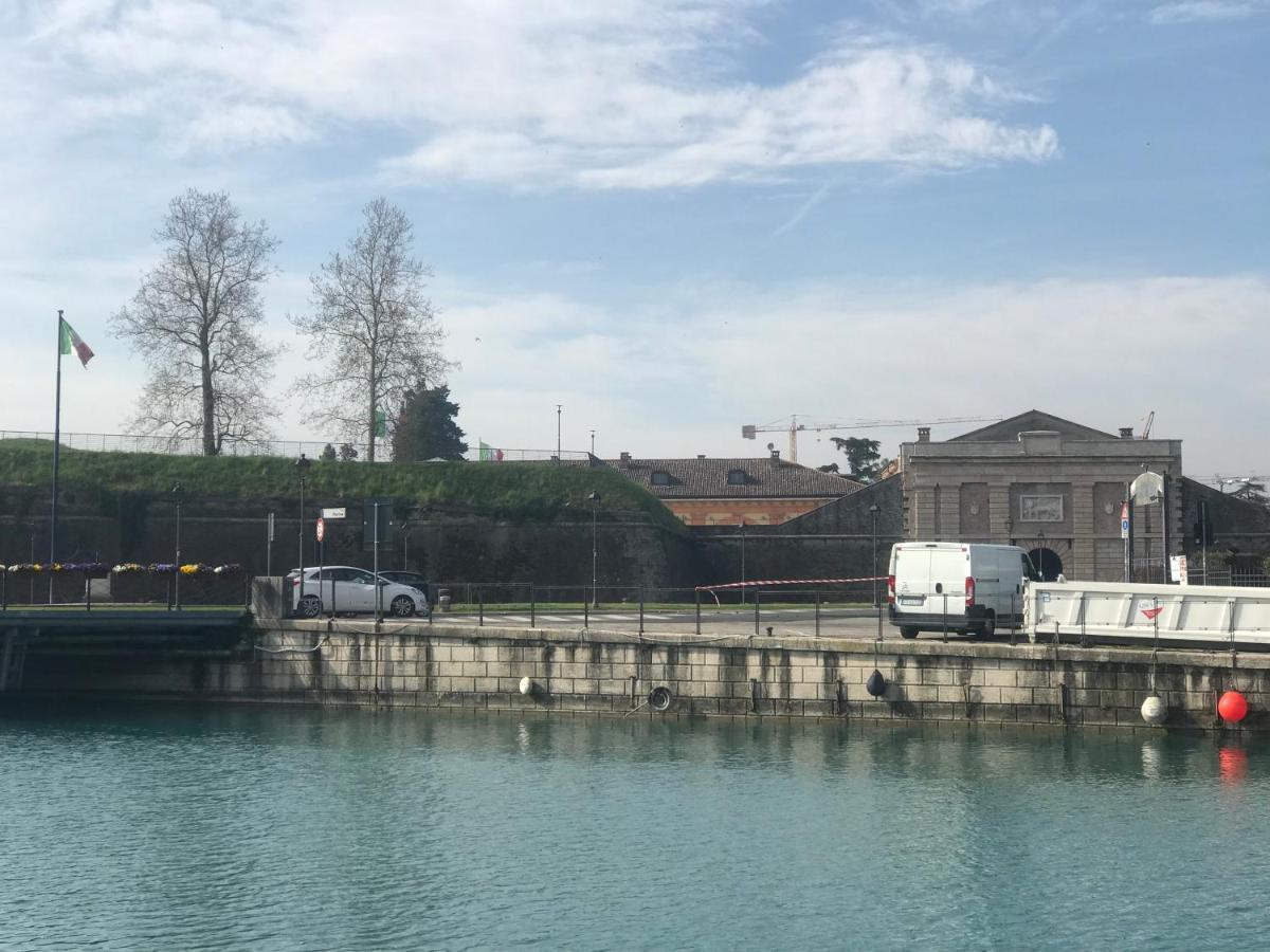 Sebino 11 Apartment Peschiera del Garda Bagian luar foto