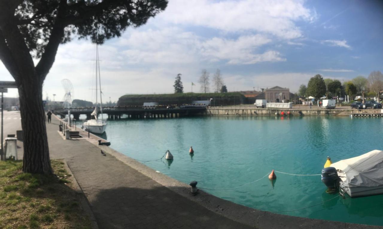 Sebino 11 Apartment Peschiera del Garda Bagian luar foto