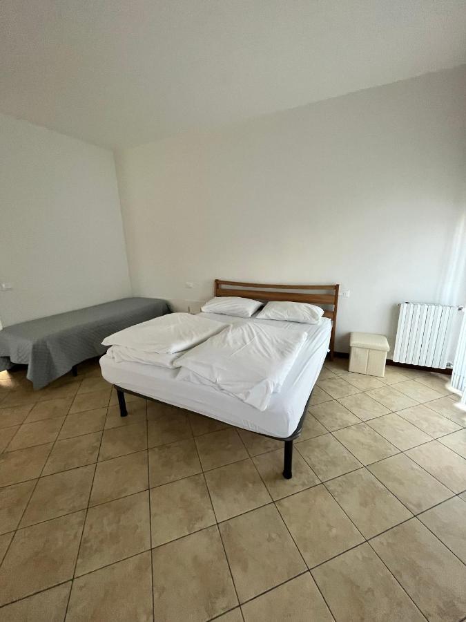 Sebino 11 Apartment Peschiera del Garda Bagian luar foto